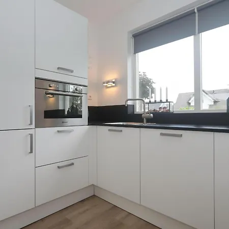 House Sunny Side - 1 Km From The Дом отдыха